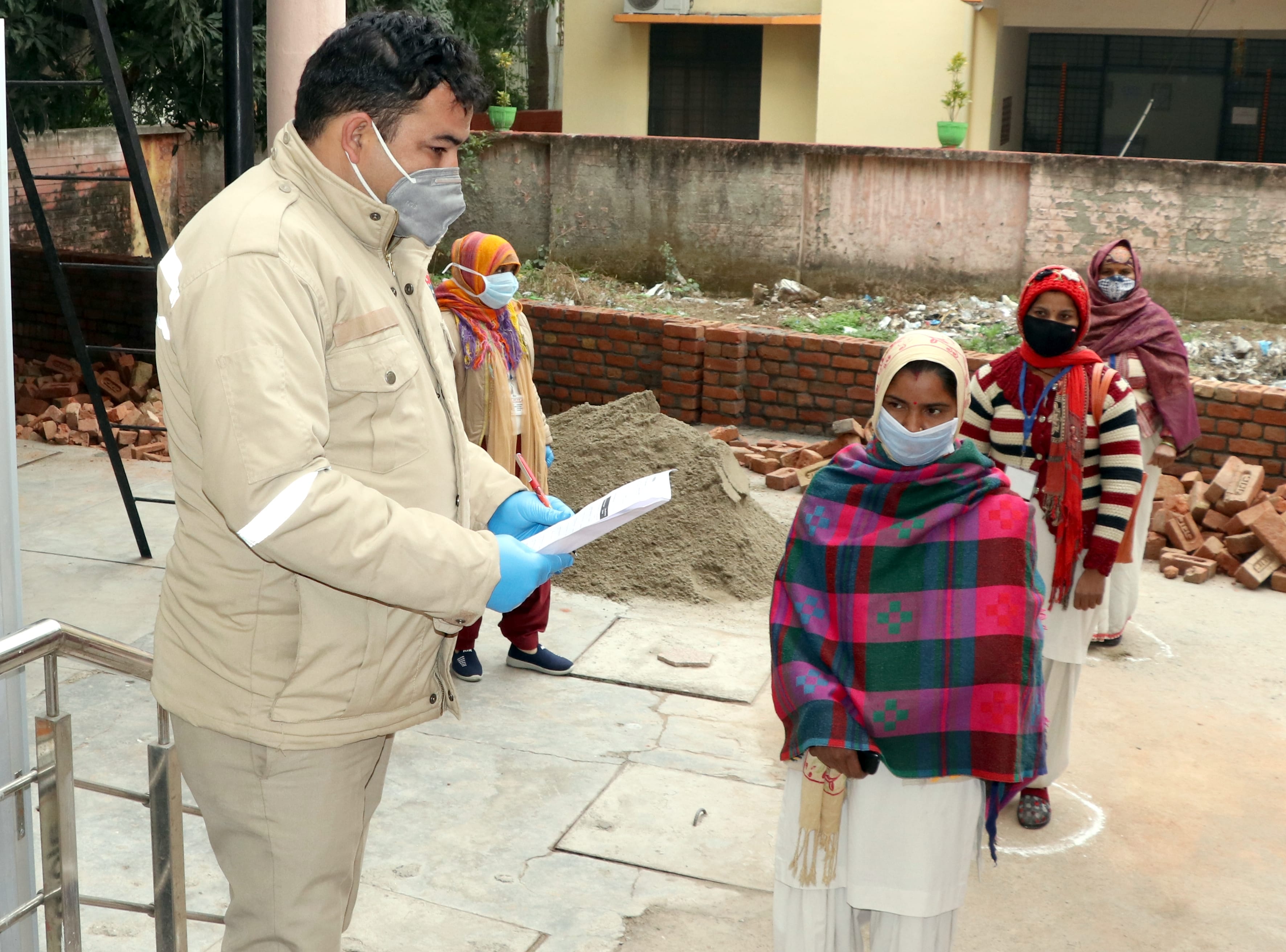 बिजनौर में जिला अस्पताल में कोरोना वैक्सीन टीकाकरण पूर्वाभ्यास के दौरान महिला कर्मचारियों की स? बिजनौर में जिला अस्पताल में कोरोना वैक्सीन टीकाकरण पूर्वाभ्यास के दौरान महिला कर्मचारियों की स?