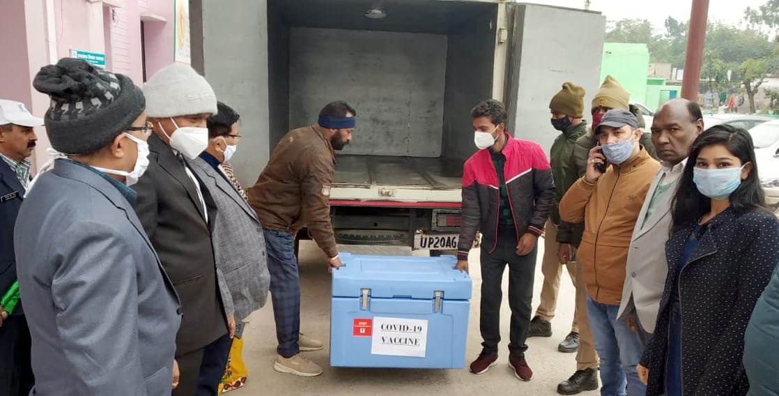 बिजनौर में जिला अस्पताल में कोरोना वैक्सीन टीकाकरण पूर्वाभ्यास के दौरान वाहन से वैक्सीन उतारते बिजनौर में जिला अस्पताल में कोरोना वैक्सीन टीकाकरण पूर्वाभ्यास के दौरान वाहन से वैक्सीन उतारते