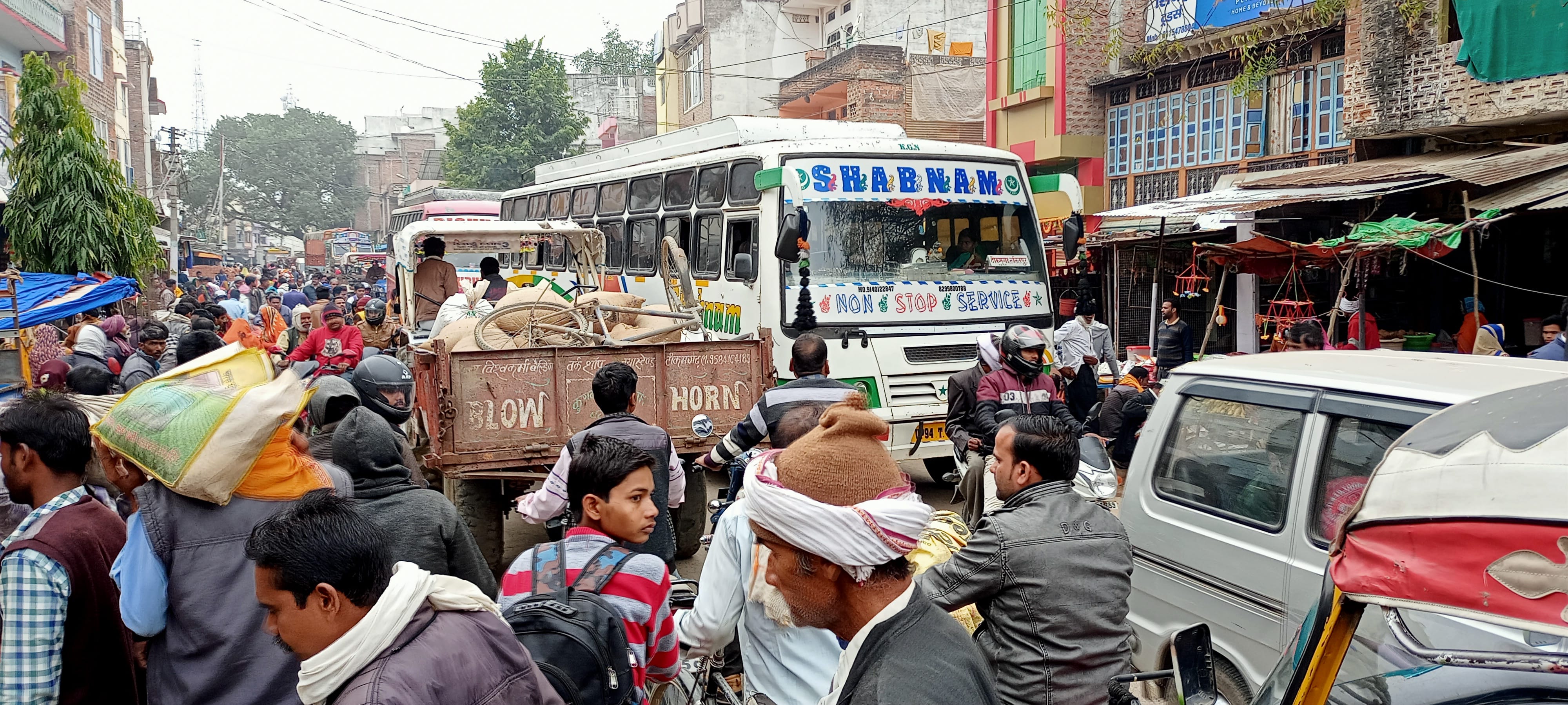 महरौनी के बाजार में लगा जाम