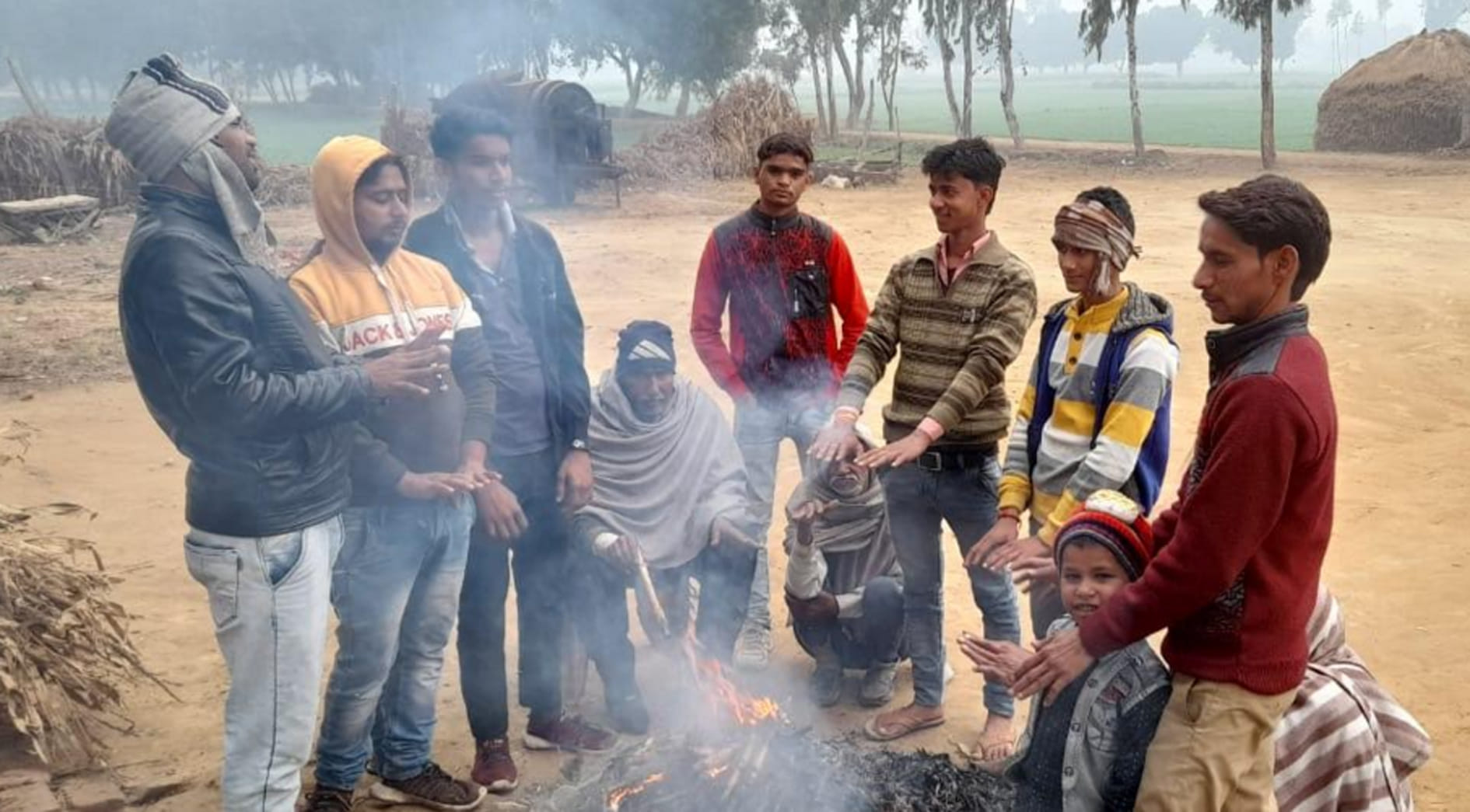 कासगंज के ग्राम इटौआ में ठंड से बचाव को अलाव का सहारा लेते लोग कासगंज के ग्राम इटौआ में ठंड से बचाव को अलाव का सहारा लेते लोग