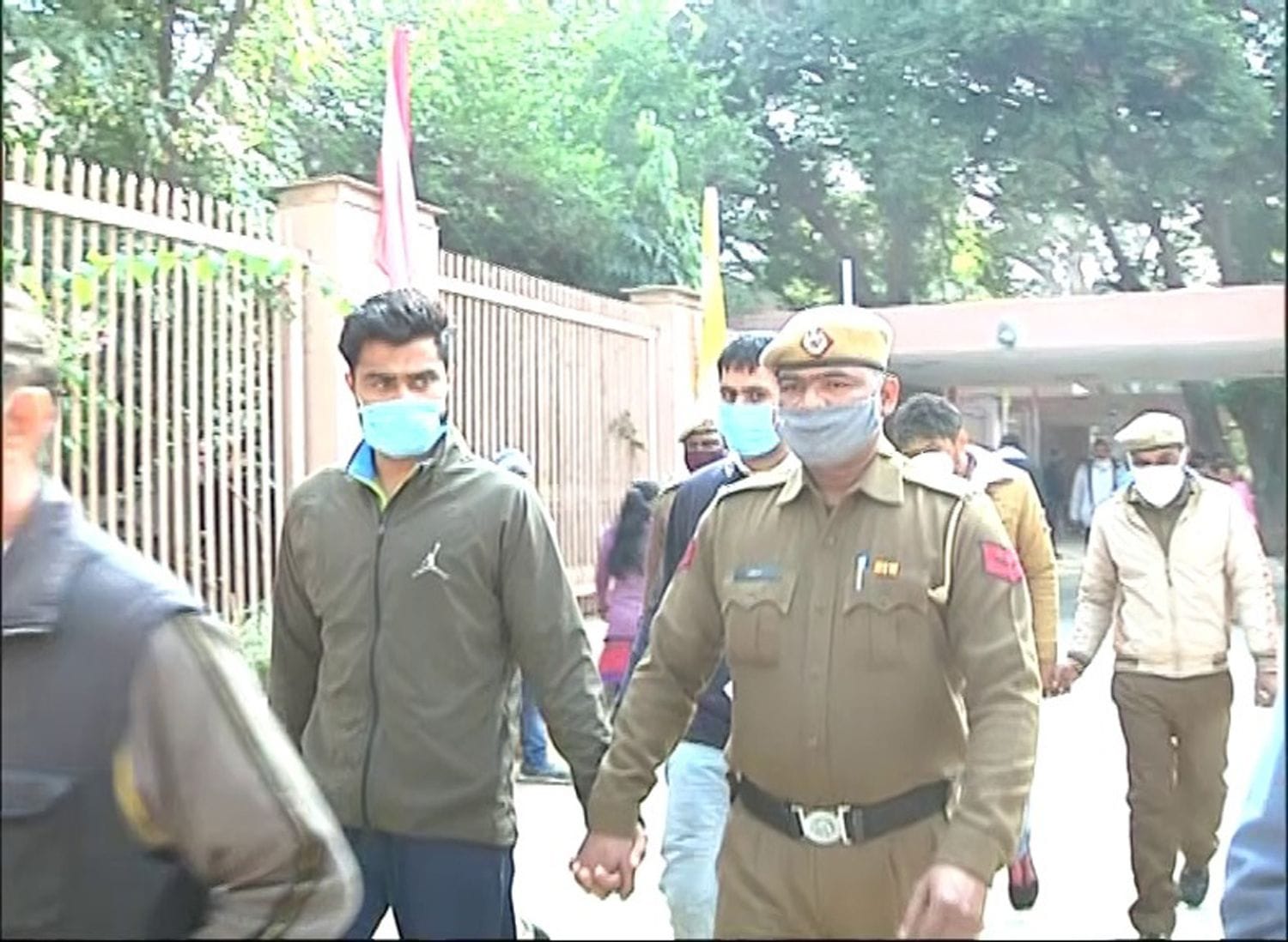 परीक्षा में नकल कराने के आरोपी को अदालत में पेश करने ले जाते पुलिस कर्मचारी। परीक्षा में नकल कराने के आरोपी को अदालत में पेश करने ले जाते पुलिस कर्मचारी।