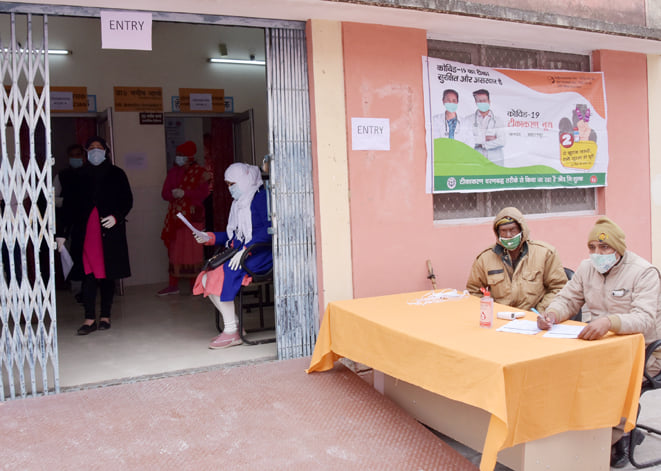 जिला अस्पताल पर टीकाकरण का ट्रायल करते चिकित्सक के दौरान तैनात पुलिस जिला अस्पताल पर टीकाकरण का ट्रायल करते चिकित्सक के दौरान तैनात पुलिस