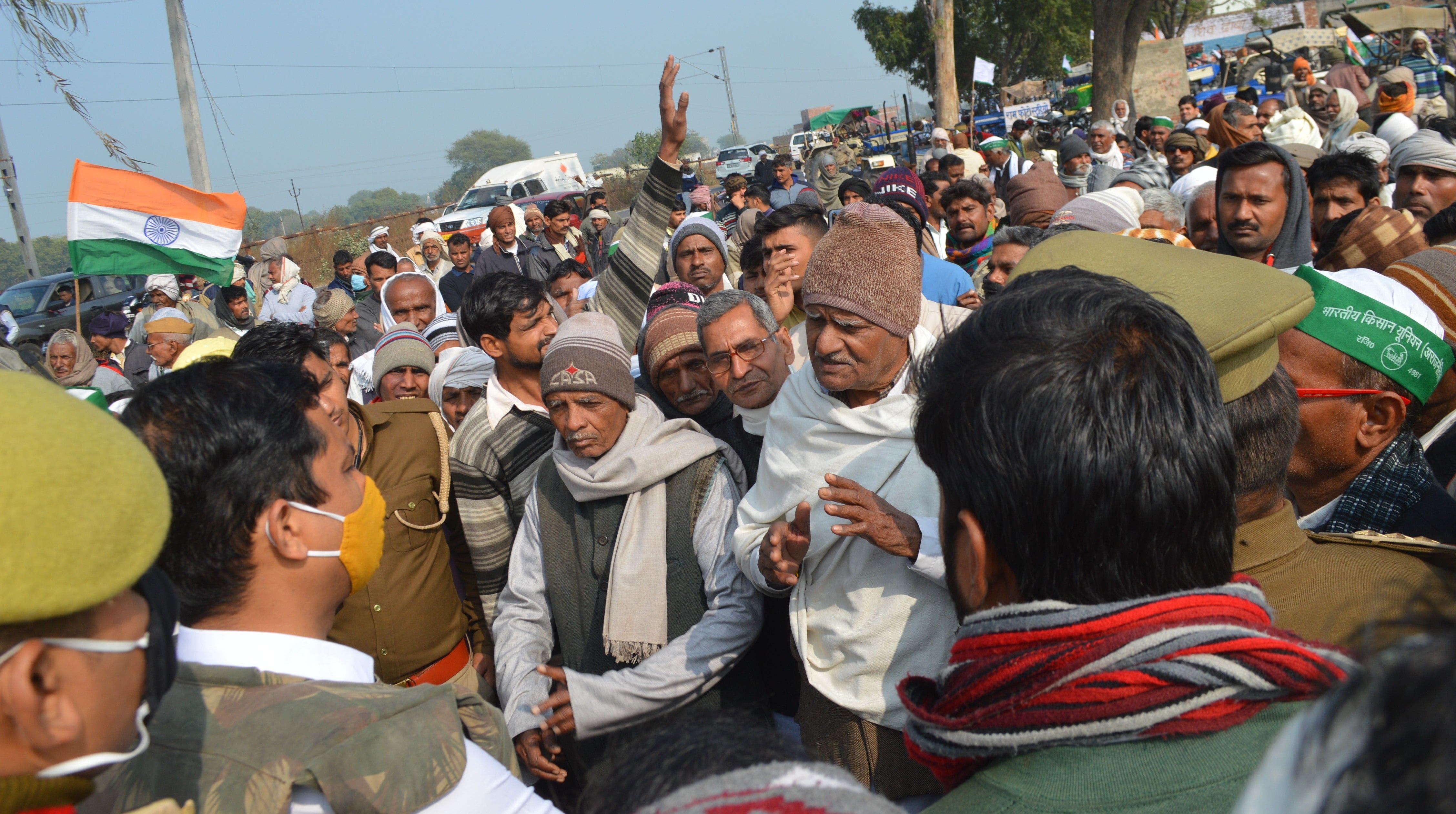 कलेक्ट्रेट में डीएम को ज्ञापन देने जाने के लिए एसडीएम सदर से बात करते किसान यूनियन के नेता।