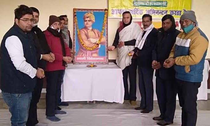 शामली सरस्वती विद्या मन्दिर इन्टर कॉलेज में स्वामी विवेकान्द के चित्र पर पुष्पअर्पित करते शिक्? शामली सरस्वती विद्या मन्दिर इन्टर कॉलेज में स्वामी विवेकान्द के चित्र पर पुष्पअर्पित करते शिक्?