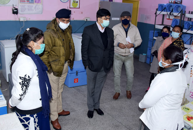 नेहरू मार्केट स्थित चिकित्सालय पर टीकाकरण का ट्रायल के दौरान निरीक्षण करते डीएम एसएसपी नेहरू मार्केट स्थित चिकित्सालय पर टीकाकरण का ट्रायल के दौरान निरीक्षण करते डीएम एसएसपी