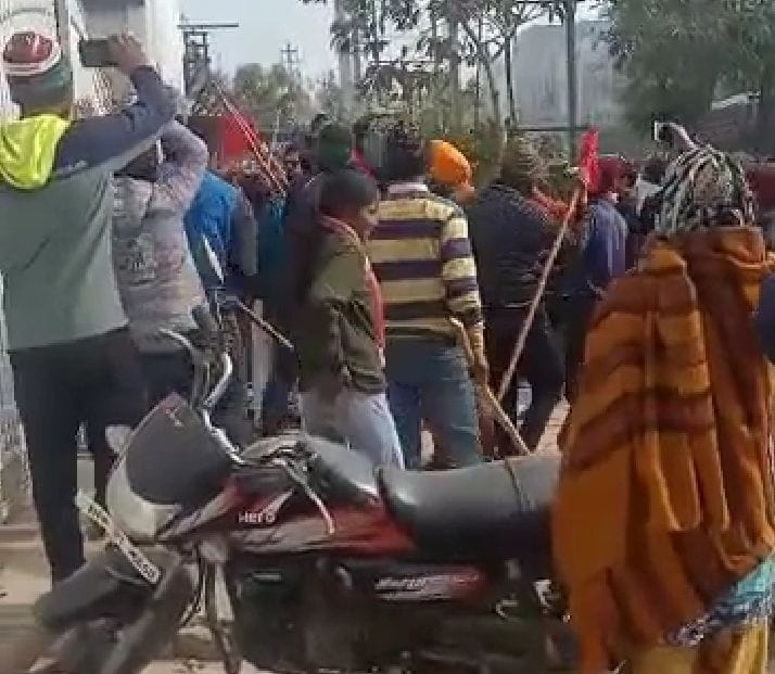  कुंडली औद्योगिक क्षेत्र में पुलिस पर हमले के दौरान एकत्रित भीड़।