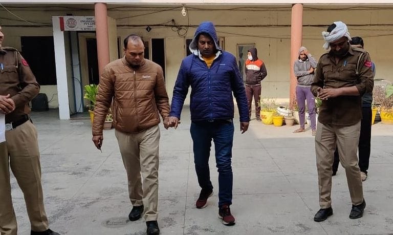  कुंडली में घायल पुलिस कर्मियों को लेकर जाते साथी कर्मी।