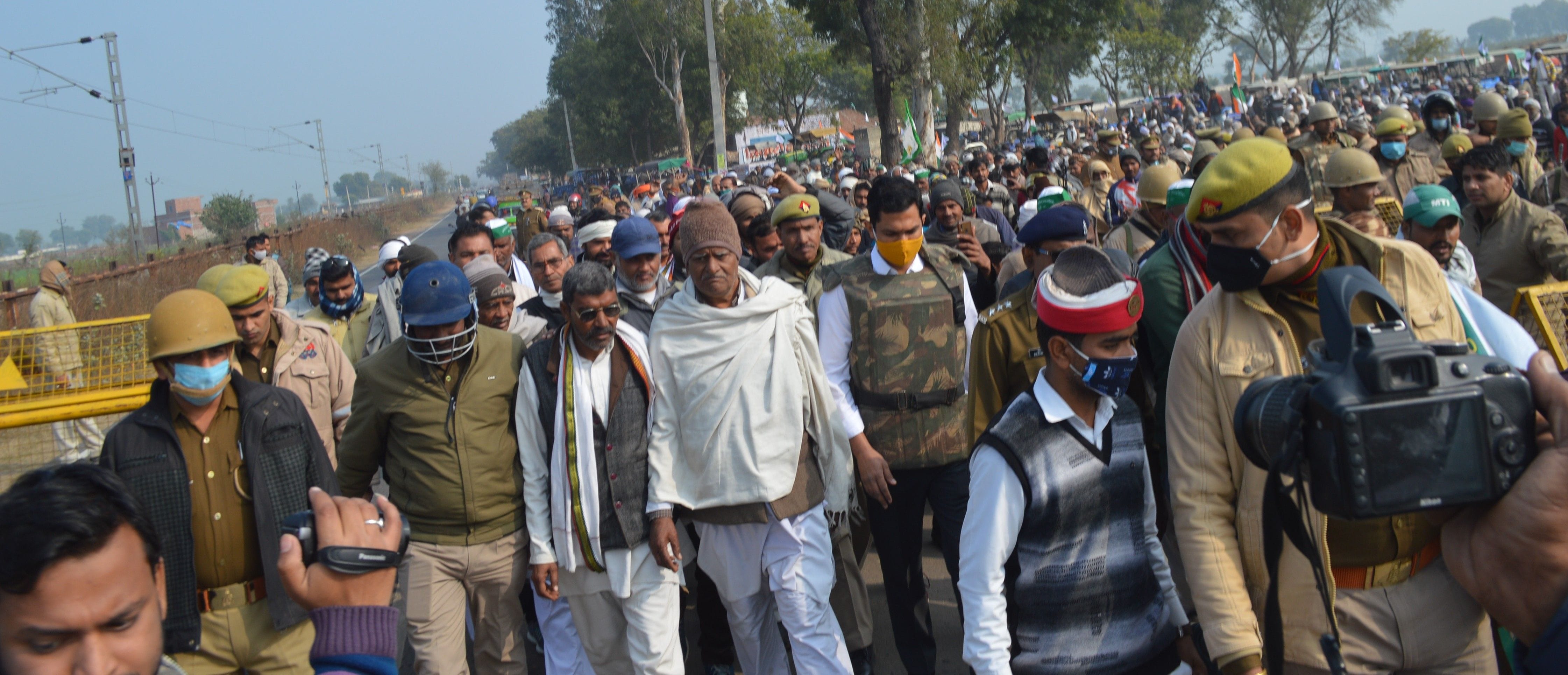 कलेक्ट्रेट पर किसानों को जाने से पहले रोकने की कोशिश करती पुलिस।