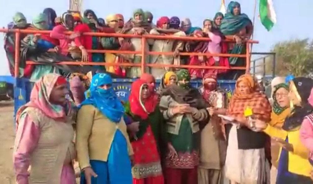 करसोला गांव में हरियाणवी गीत गाकर महिलाओं और किसानों को दिल्ली सीमा के लिए रवाना करतीं महिलाएं। करसोला गांव में हरियाणवी गीत गाकर महिलाओं और किसानों को दिल्ली सीमा के लिए रवाना करतीं महिलाएं।
