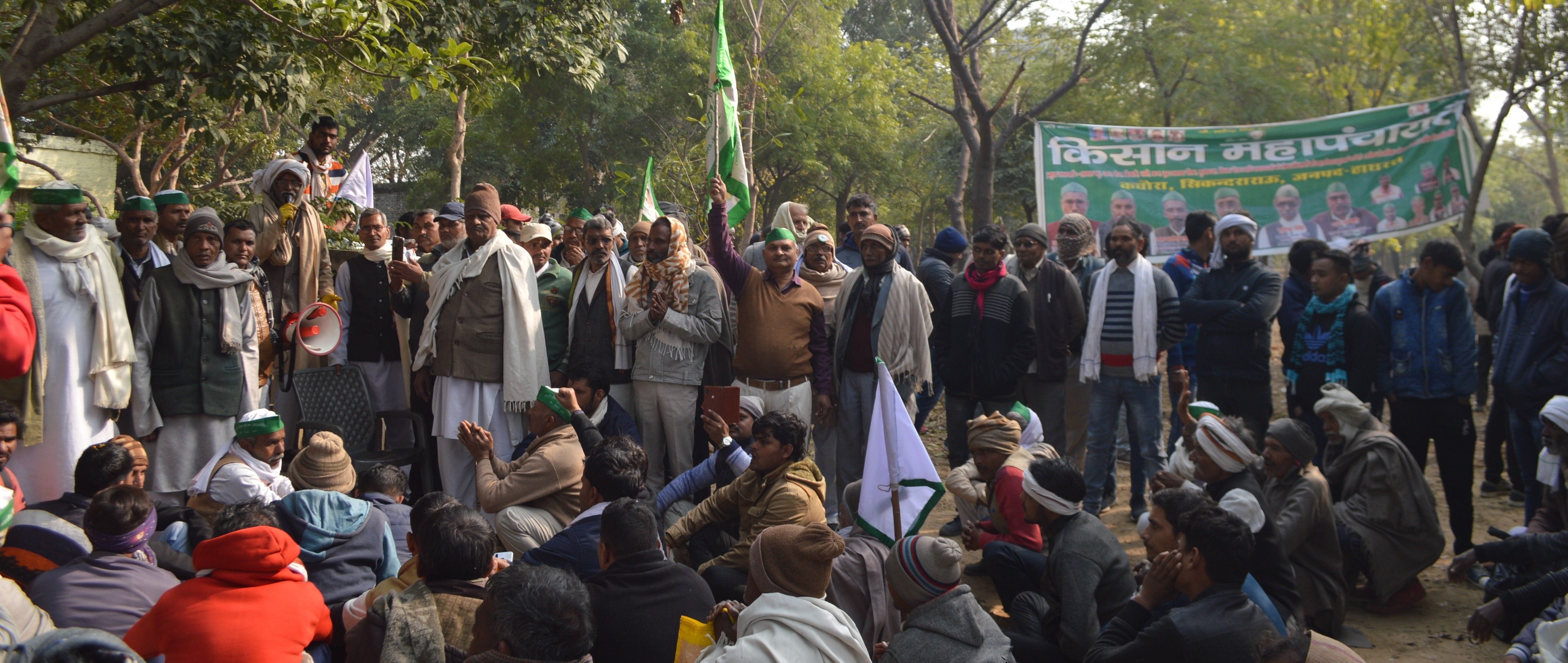 भीड़ के साथ ज्ञापन न देने जाने पर कलेक्ट्रेट में धरना देते किसान।