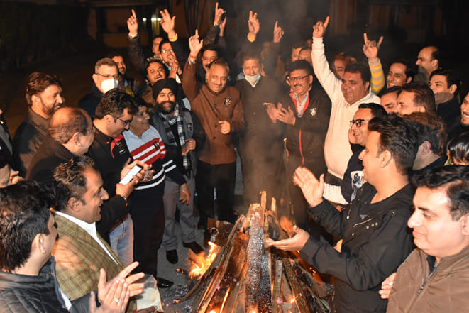 दिल्ली रोड़ स्थित एक सभागार में लोहड़ी पर नाचते संम्भाल परिवार के सदस्य दिल्ली रोड़ स्थित एक सभागार में लोहड़ी पर नाचते संम्भाल परिवार के सदस्य