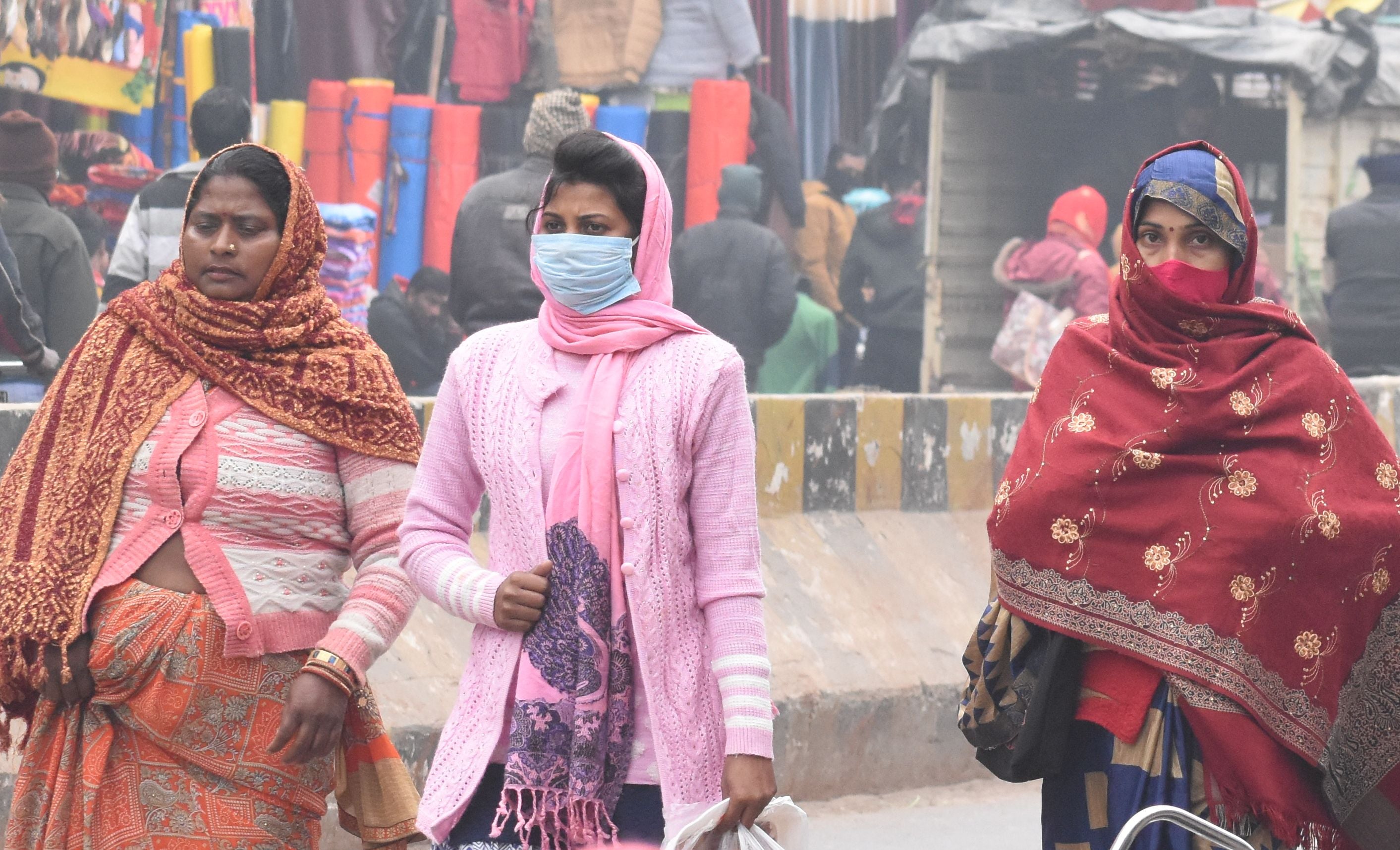 पारा 4 डिग्री पहुंचने पर कपकंपाए लोग। पारा 4 डिग्री पहुंचने पर कपकंपाए लोग।