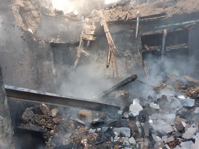 अमनेड़ में आग से दोमंजिला स्लेटपोश मकान, गोशाला जलकर राख गांव अमनेड़ में आग लगने से जला रिहायशी मकान।