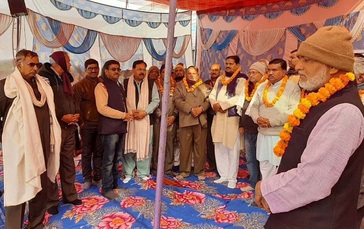 अनशनकारियों को माला पहनाते नगर पालिका चेयरमैन राजीव दुबे।