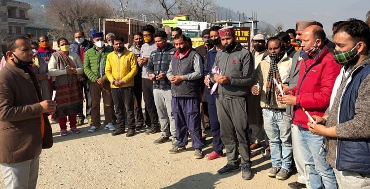 नगवाईं में भटवाडी के ग्रामीणों ने निकाला कैंडल मार्च नगवाई के पास गत दिनों सड़क हादसे में मारे गए युवक के परिजनों के साथ एनएचआई के खिलाफ कैंडल जला कर रो