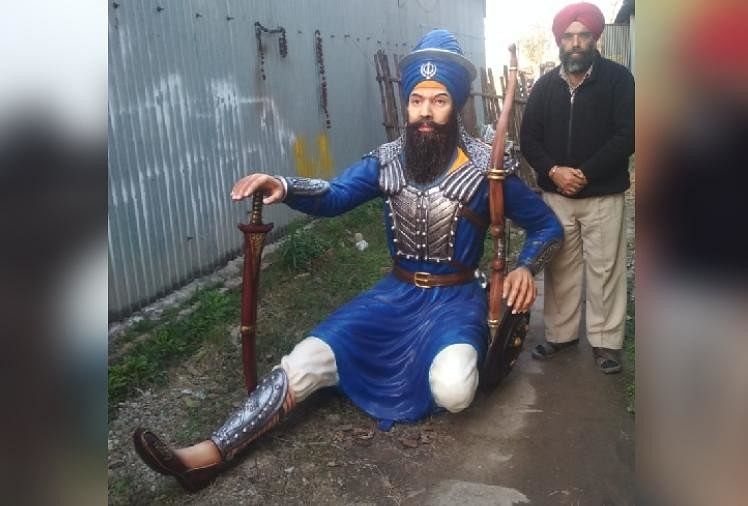 बाबा बंदा बहादुर की प्रतिमा के साथ परविंदर सिंह।