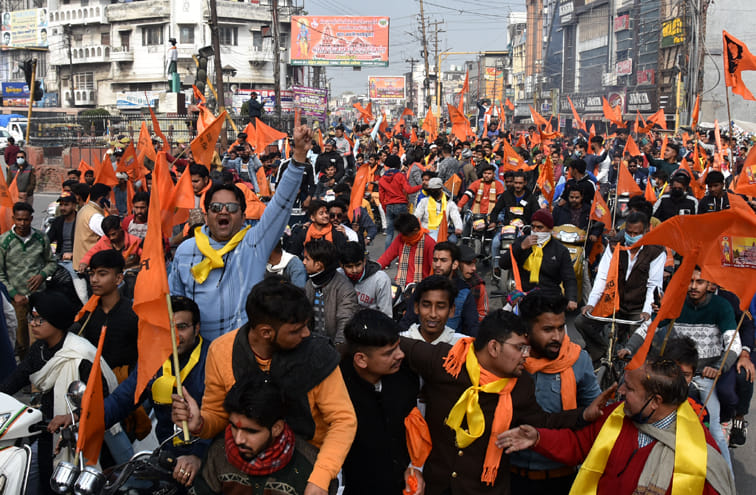 अग्रवाल धर्मशाला से मन्दिर निर्माण को लेकर शोभा यात्रा निकालते विहिप और बजरंग दल के कार्यकर्ता अग्रवाल धर्मशाला से मन्दिर निर्माण को लेकर शोभा यात्रा निकालते विहिप और बजरंग दल के कार्यकर्ता