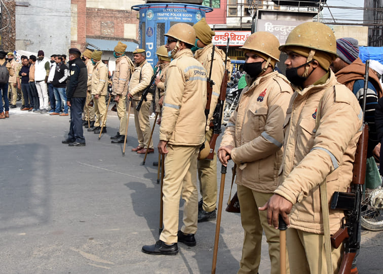 अग्रवाल धर्मशाला से मन्दिर निर्माण को लेकर शोभा यात्रा निकालते विहिप और बजरंग दल के कार्यकर्ता ? अग्रवाल धर्मशाला से मन्दिर निर्माण को लेकर शोभा यात्रा निकालते विहिप और बजरंग दल के कार्यकर्ता ?