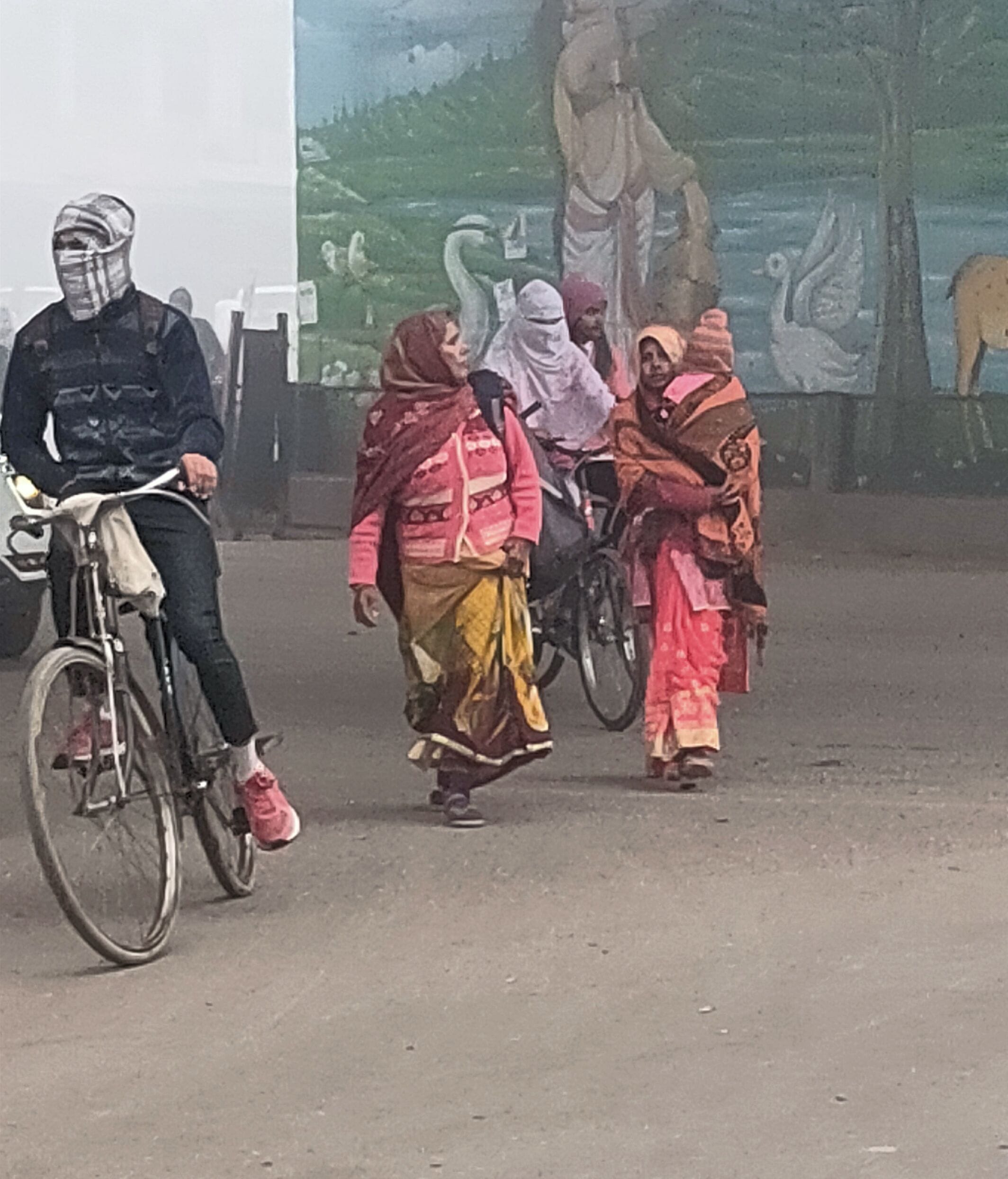 ठंड से बचाव के लिए गर्म कपड़ों से शरीर को ढककर जाती महिलांए व साइकिल सवार। ठंड से बचाव के लिए गर्म कपड़ों से शरीर को ढककर जाती महिलांए व साइकिल सवार।