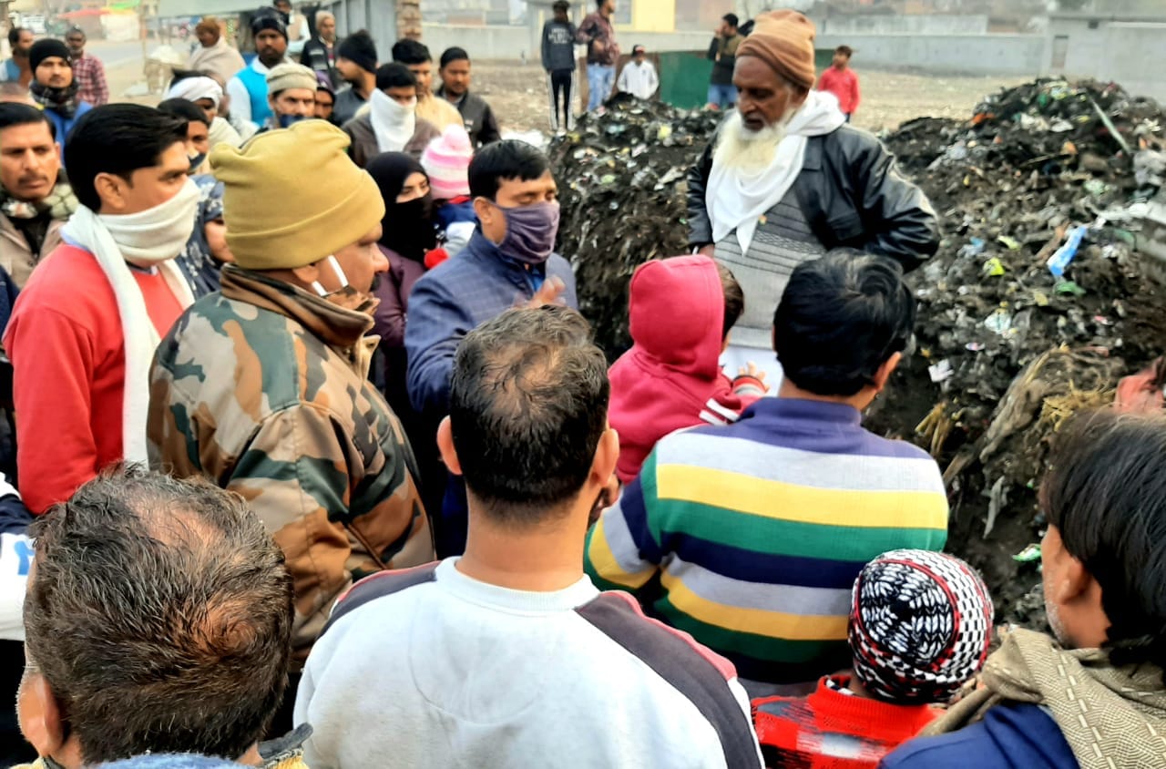 विरोध करने वालों को समझाते अधिशासी अधिकारी जितेंद्र राणा। विरोध करने वालों को समझाते अधिशासी अधिकारी जितेंद्र राणा।