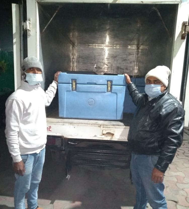 जिला अस्पताल में वैन से वैक्सीन के कोल्ड बाक्स उतारते स्वास्थ्य कर्मी। जिला अस्पताल में वैन से वैक्सीन के कोल्ड बाक्स उतारते स्वास्थ्य कर्मी।