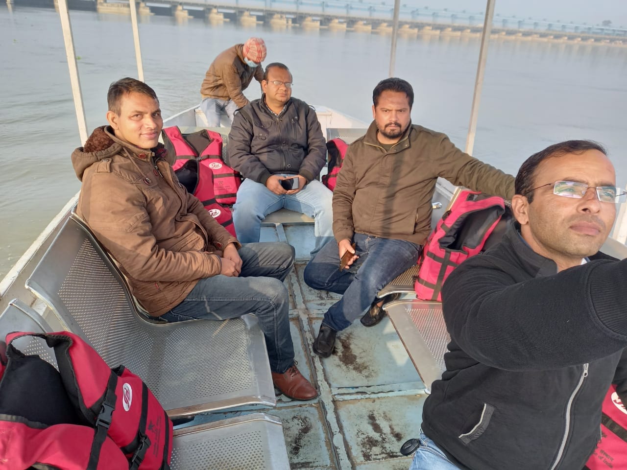 हैदरपुर वेटलेंड में पक्षियों का मोटरबोट से निरीक्षण करते पशु चिकित्सक व वन अधिकारी।