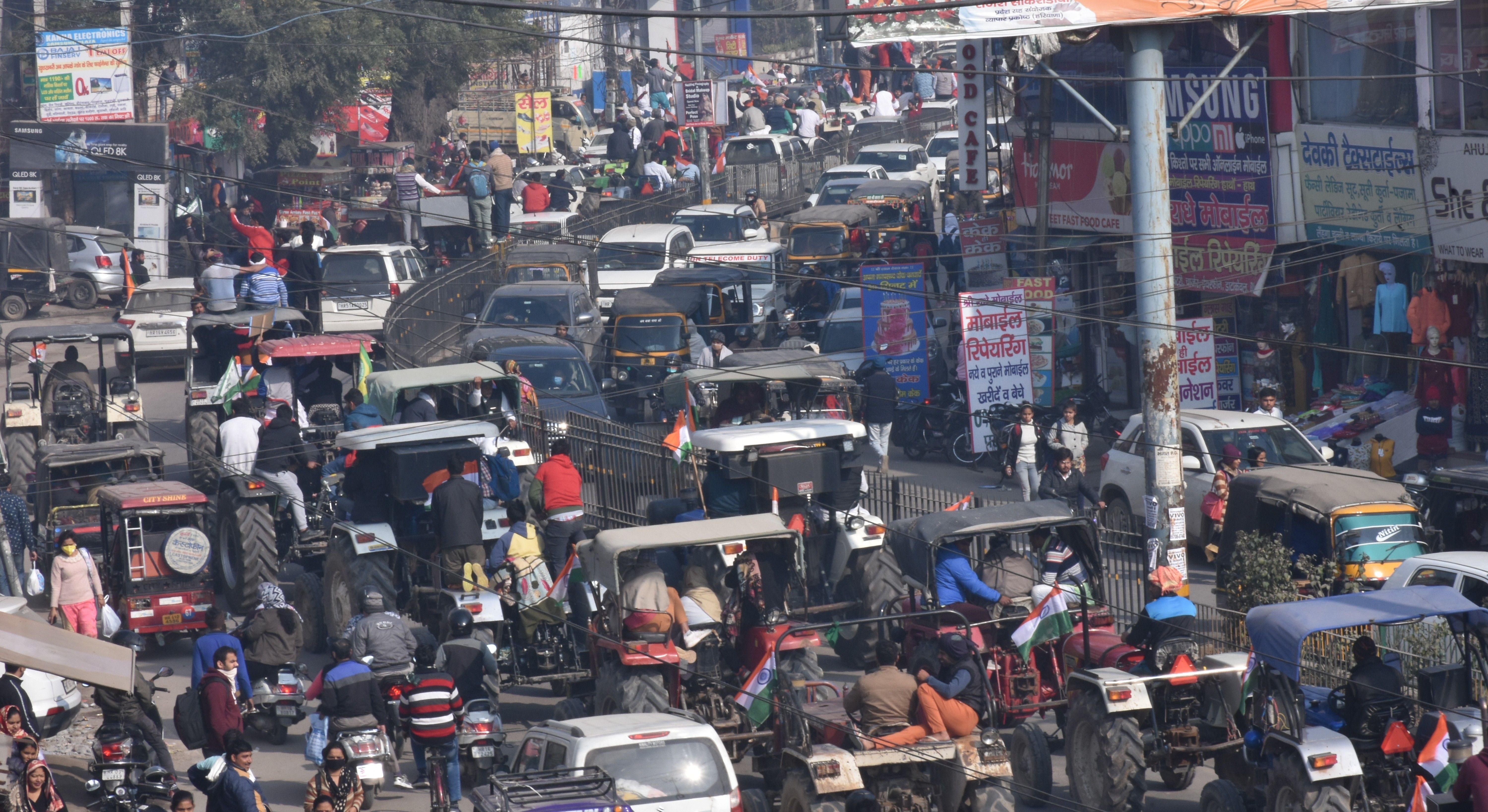 किसानों की ट्रैक्टर रैली के चलते लगे जाम में फंसे वाहन। संवाद