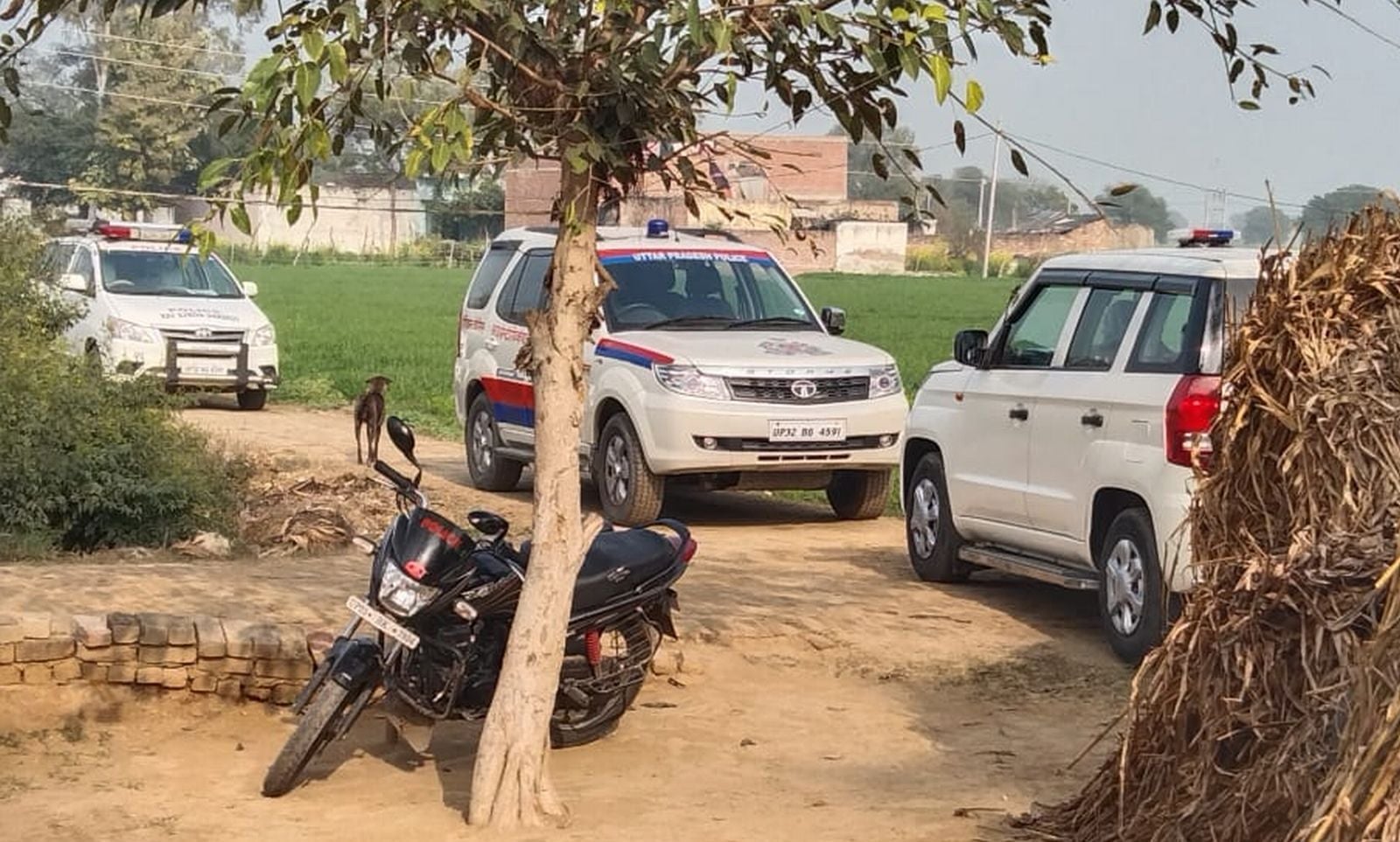 घटना स्थल पर मौजूद फॉरेंसिक टीम के वाहन। संवाद घटना स्थल पर मौजूद फॉरेंसिक टीम के वाहन। संवाद