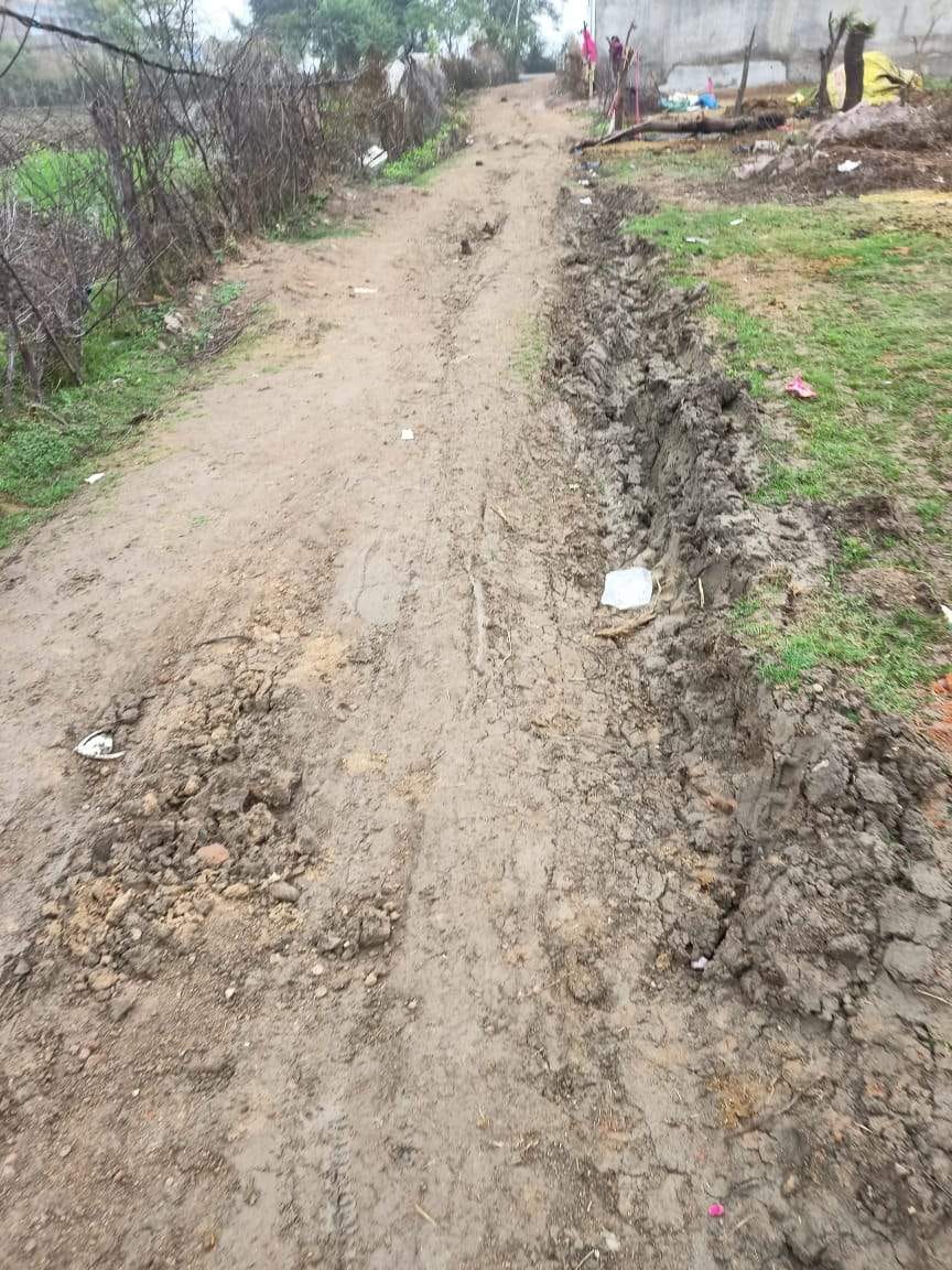 महरौनी के टीकमगढ़ रोड स्थित मुहल्ला शिवाजी नगर की कच्ची सड़क महरौनी के टीकमगढ़ रोड स्थित मुहल्ला शिवाजी नगर की कच्ची सड़क