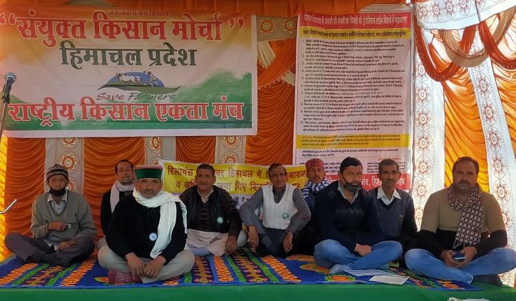 जुखाला में किसानों ने शुरू किया दिल्ली चलो अभियान किसानों के समर्थन में संयुक्त किसान मोर्चा के सदस्य।