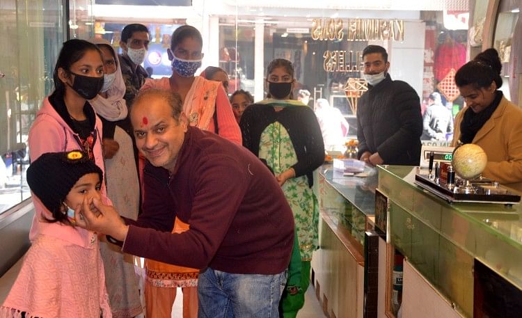 जिले में धूमधाम से मनाया लोहड़ी और मकर संक्रांति का पर्व हमीरपुर में मकर संक्रांति के मौके पर बच्ची के नाक छिदवाते परिजन।