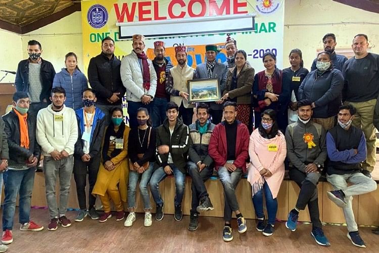 सुंदरनगर में जरूरतमंद छात्रों को निशुल्क मिलेंगी किताबें सुंदरनगर में डॉ. सावित्री बाई फुले बुक बैंक के शुभारंभ पर उपस्थित एबीवीपी कार्यकर्ता।