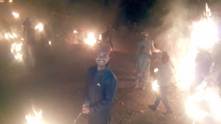 गूण टूटते ही अश्लील जुमले,भक्तिमय गीतों में बदले गड़सा घाटी में हाथों में मशालें लेकर दियाली उत्सव का मनाते ग्रामीण।