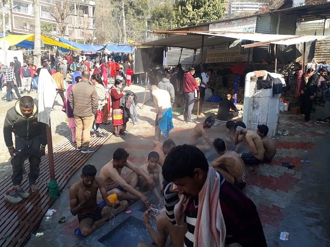 सादगी-श्रद्धा से मनाया मकर संक्रांति पर्व पर्यटन स्थल तत्तापानी में मकर संक्रांति पर गर्म पानी के चश्मों में नहाते श्रद्धालु।