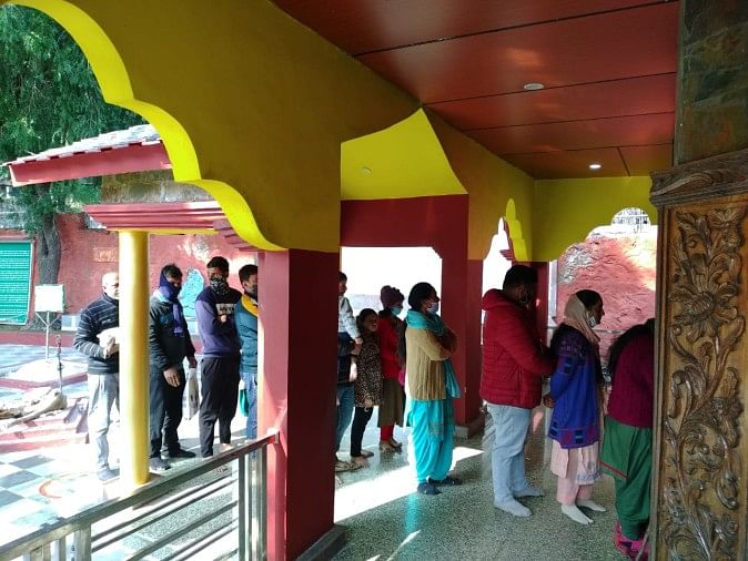 श्री रेणुका जी में उमड़ा आस्था का सैलाब मकर सक्रांति पर श्री रेणुका जी मंदिर में दर्शन के लिए लाइनों में खड़े श्रद्धालु।
