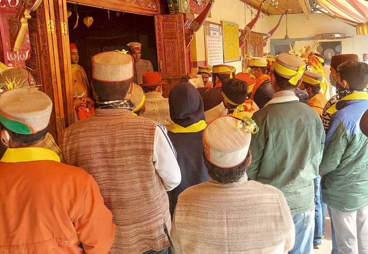 जिला में धूमधाम से मनाया मकर संक्रांति का पर्व कुल्लू में मकर संक्रांति के मौके पर रघुनाथ मदिंर में आयोजित कार्यक्रम में भाग लेते देवलू।