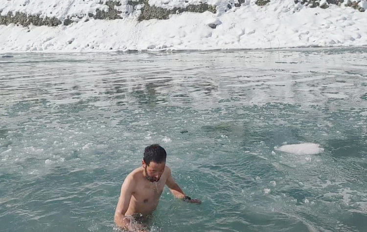 तीन माह तक देवी-देवताओं के मदिरों में बंद रहेंगे कपाट लाहौल में (लाहौली नव वर्ष) के मौके पर बर्फ की सिल्लियों में तबदील हुई चन्द्रा भागा नदी के संगम में ?
