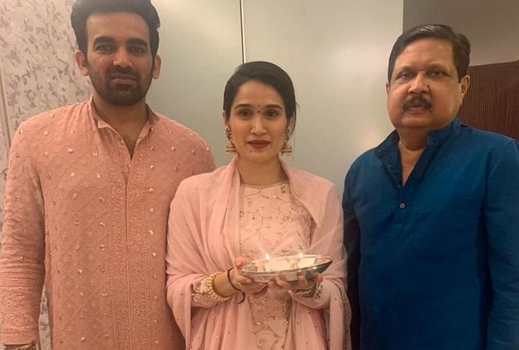 पिता और पति के साथ सागरिका घाटगे