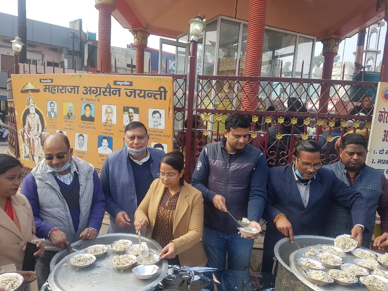 मकर संक्रांति पर महाराजा अग्रसैन चौक पर खिचड़ी वितरित करते वैश्य समाज के लोग।