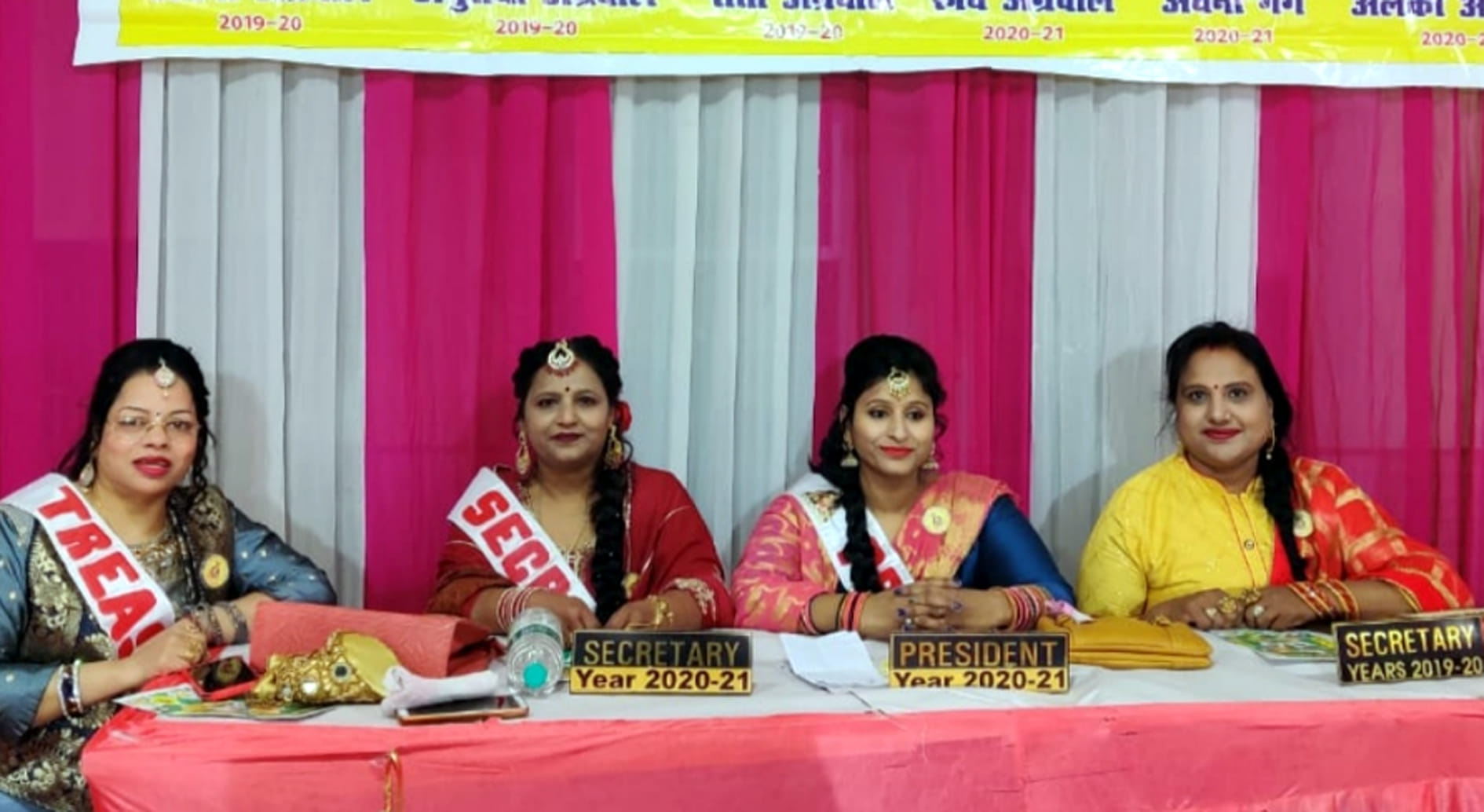 कासगंज के श्री अग्रसेन जागृति महिला समिति के वार्षिकोत्सव में मौजूद पदाधिकारी