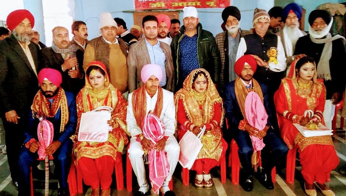 जसपुर में दंपतियों को आशीर्वाद देते पंजाबी महासभा के सदस्य। जसपुर में दंपतियों को आशीर्वाद देते पंजाबी महासभा के सदस्य।