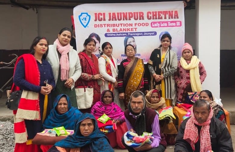 मकर संक्रान्ति पर्व के मौके पर मैहर देवी मंदिर परिसर में जेसीआई चेतना द्वारा वृद्धों का दिया गया मकर संक्रान्ति पर्व के मौके पर मैहर देवी मंदिर परिसर में जेसीआई चेतना द्वारा वृद्धों का दिया गया