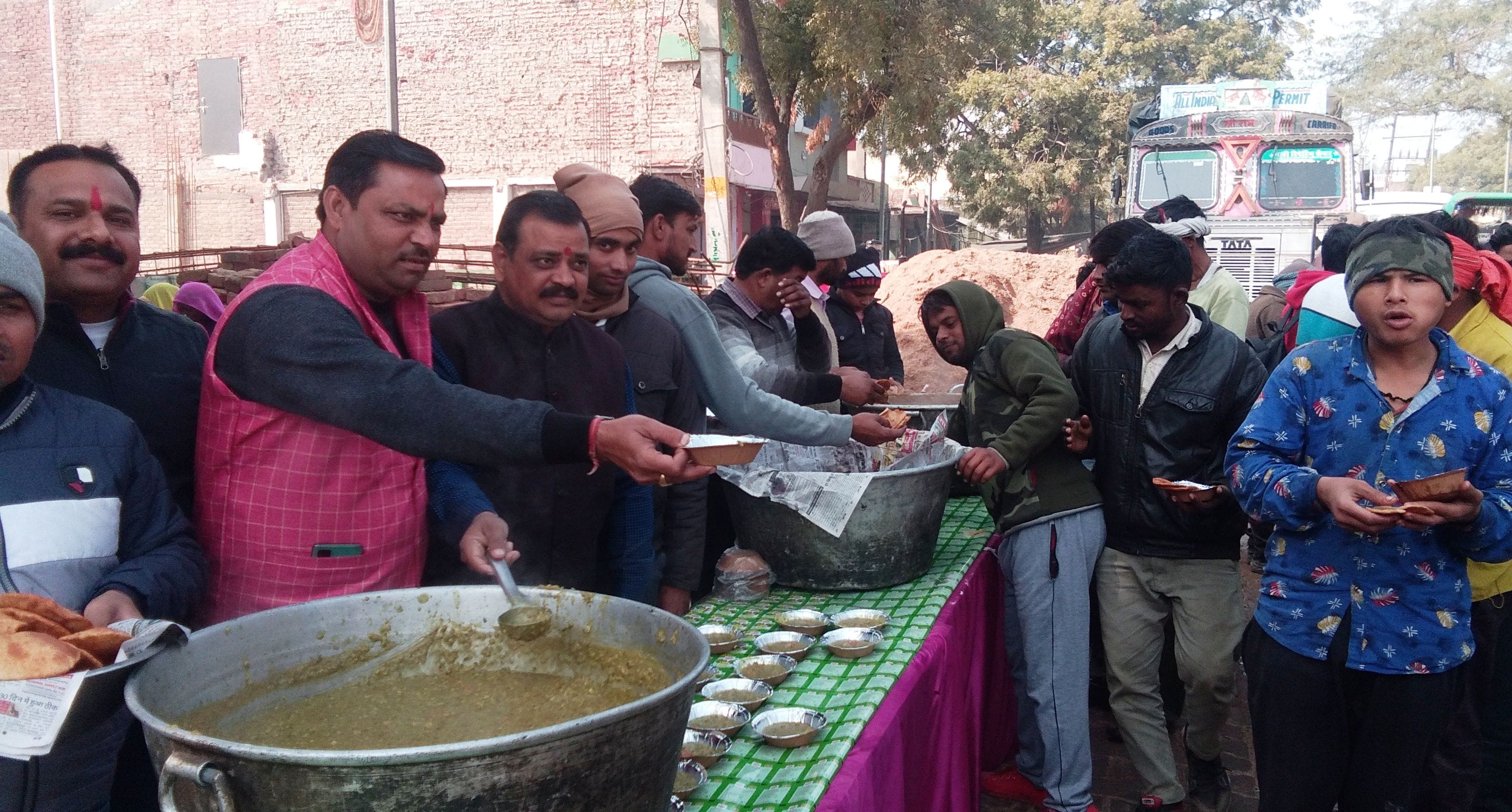 मकर संक्रातिं पर पशु अस्पताल के सामने खिचड़ी का दान करते भाजपा नेता। मकर संक्रातिं पर पशु अस्पताल के सामने खिचड़ी का दान करते भाजपा नेता।
