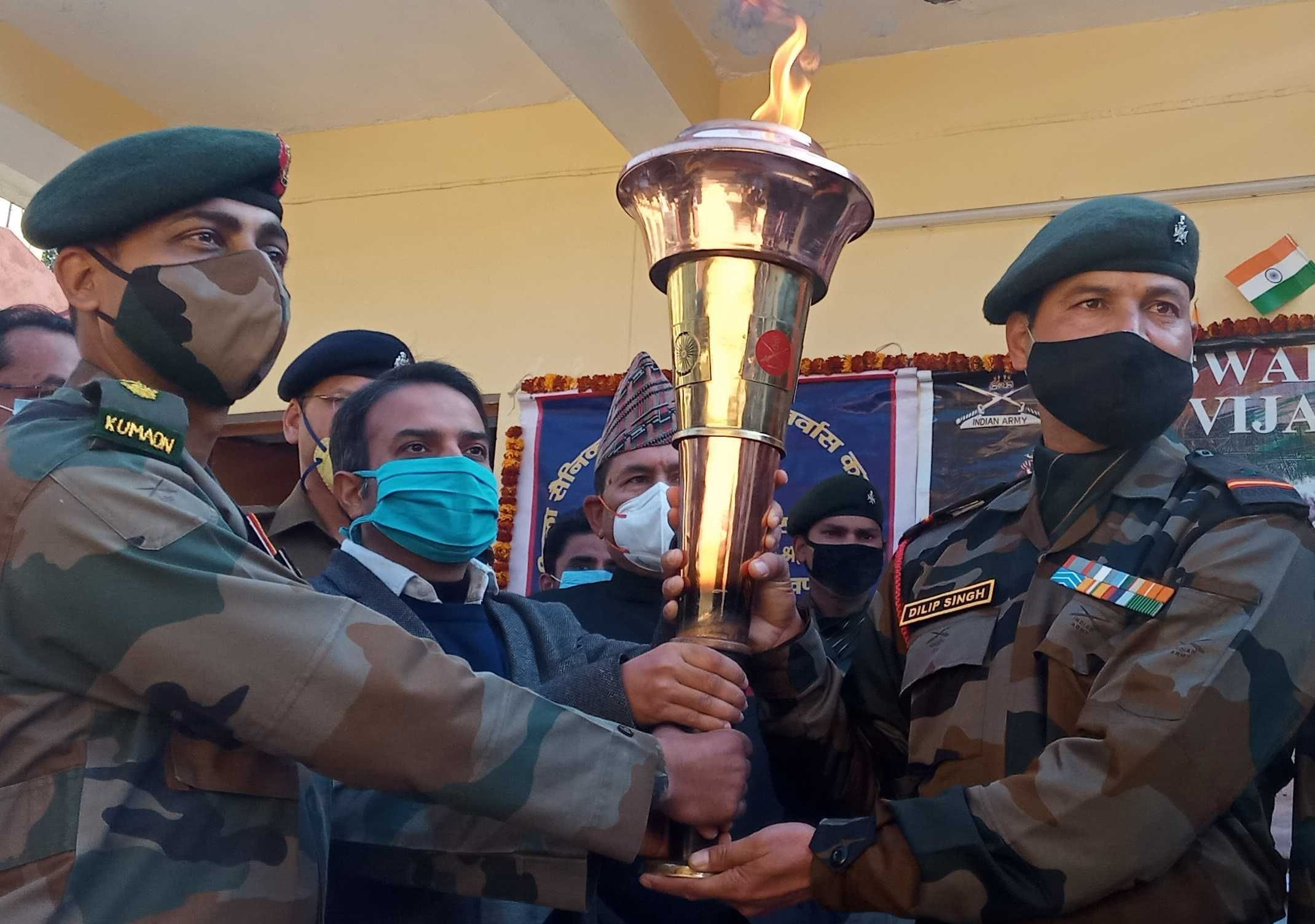 बागेश्वर में सैन्य अधिकारियों को स्वर्णिम विजय मशाल सौंपते जिलाधिकारी विनीत कुमार। संवाद न्यू? बागेश्वर में सैन्य अधिकारियों को स्वर्णिम विजय मशाल सौंपते जिलाधिकारी विनीत कुमार। संवाद न्यू?