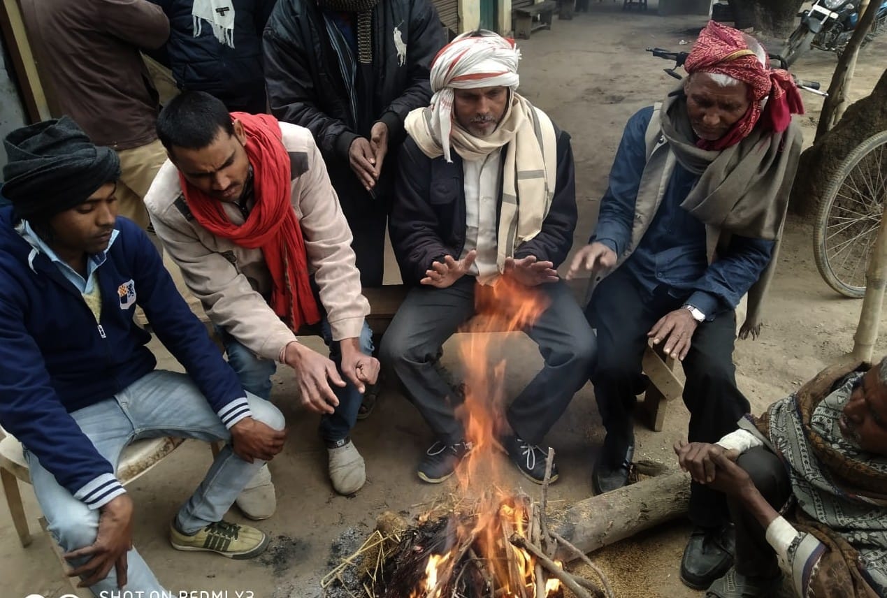 सिकरारा क्षेत्र के शेरवां बाजार में ठंड से बचने के लिए अलाव तापते लोग। सिकरारा क्षेत्र के शेरवां बाजार में ठंड से बचने के लिए अलाव तापते लोग।