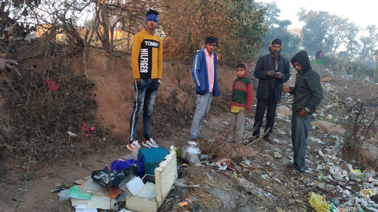 कैप्सन - गांव के बाहर बिखरा पड़ा सामान कैप्सन - गांव के बाहर बिखरा पड़ा सामान