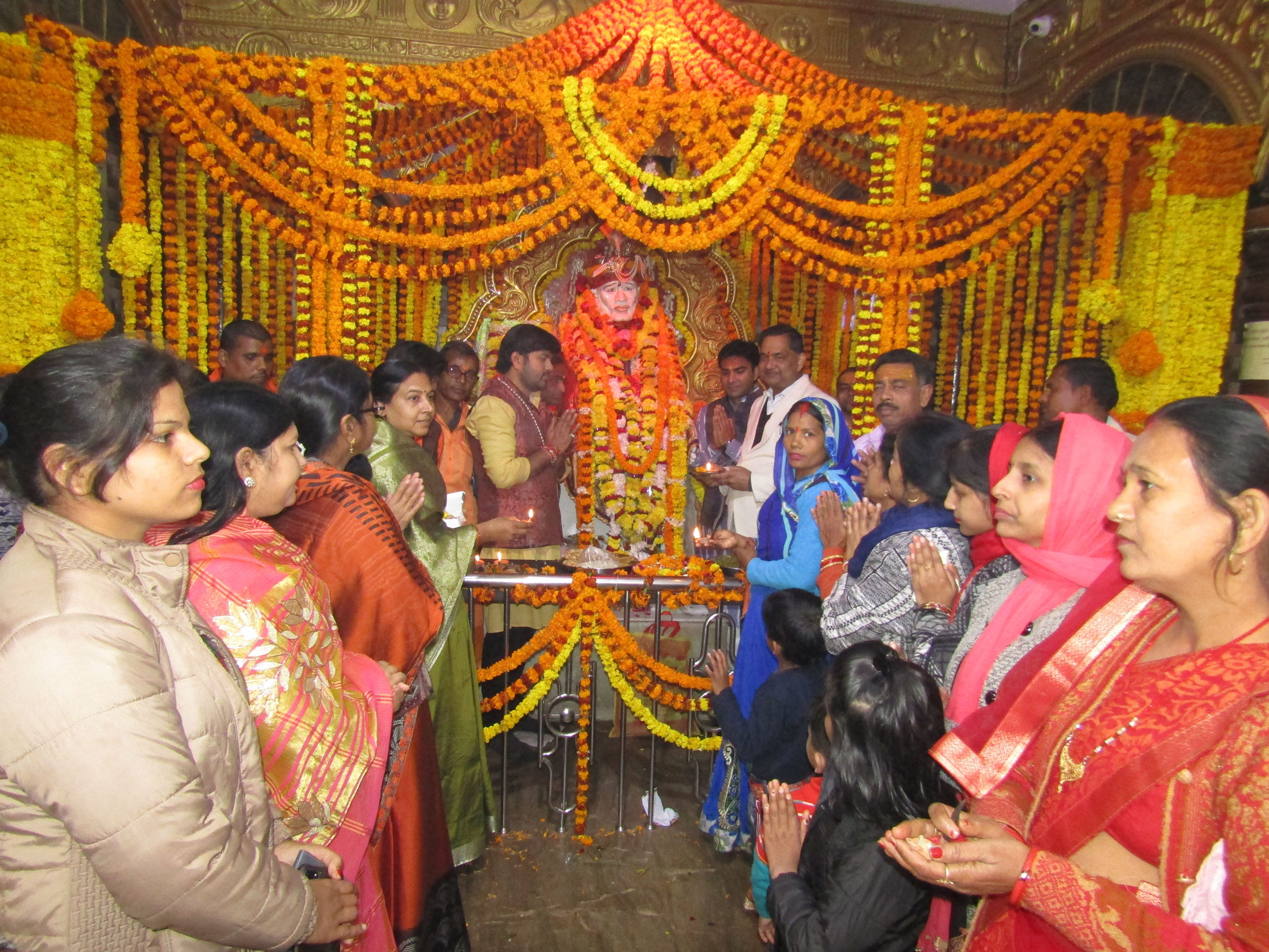 राबर्ट्सगंज सांई मंदिर में पूजन अर्चन करते लोग। राबर्ट्सगंज सांई मंदिर में पूजन अर्चन करते लोग।