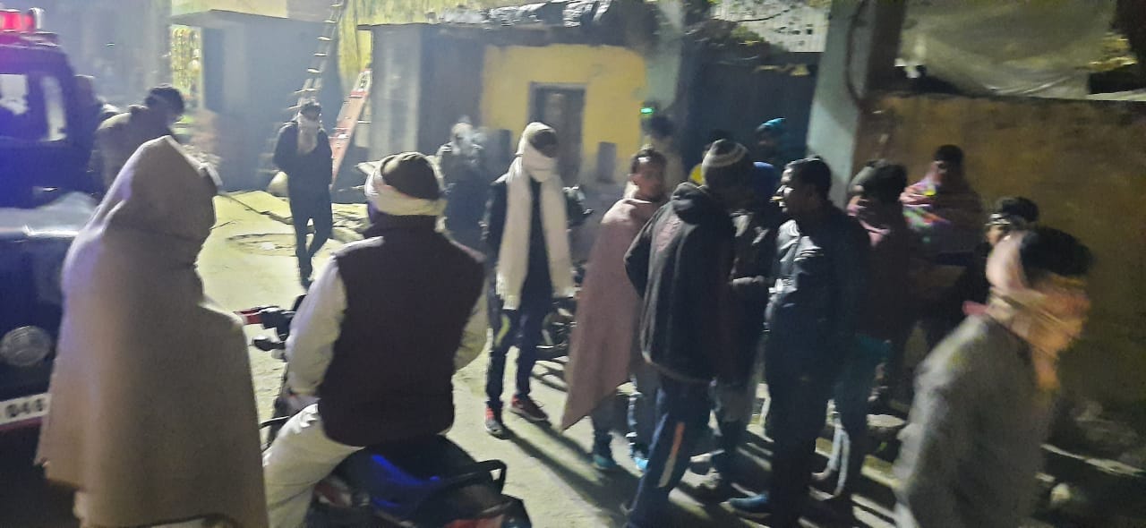 मीरापुर के गांव कुतुबपुर में कौऔं के मरने पर मौके पर जमा ग्रामीणों की भीड़। मीरापुर के गांव कुतुबपुर में कौऔं के मरने पर मौके पर जमा ग्रामीणों की भीड़।