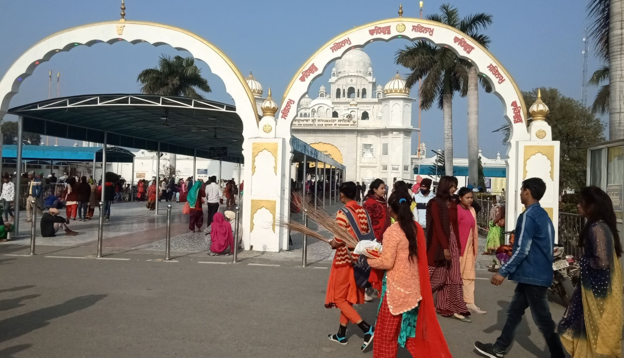 नानकमत्ता गुरुद्वारा साहिब में दर्शन करने पहुंची सिख संगत। नानकमत्ता गुरुद्वारा साहिब में दर्शन करने पहुंची सिख संगत।