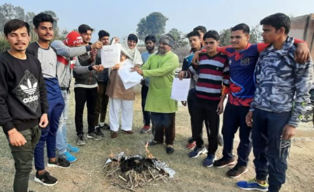 शाहपुर के गांव सोरम में कृषि बिलो की प्रति जलाते भाकियू कार्यकर्ता । शाहपुर के गांव सोरम में कृषि बिलो की प्रति जलाते भाकियू कार्यकर्ता ।